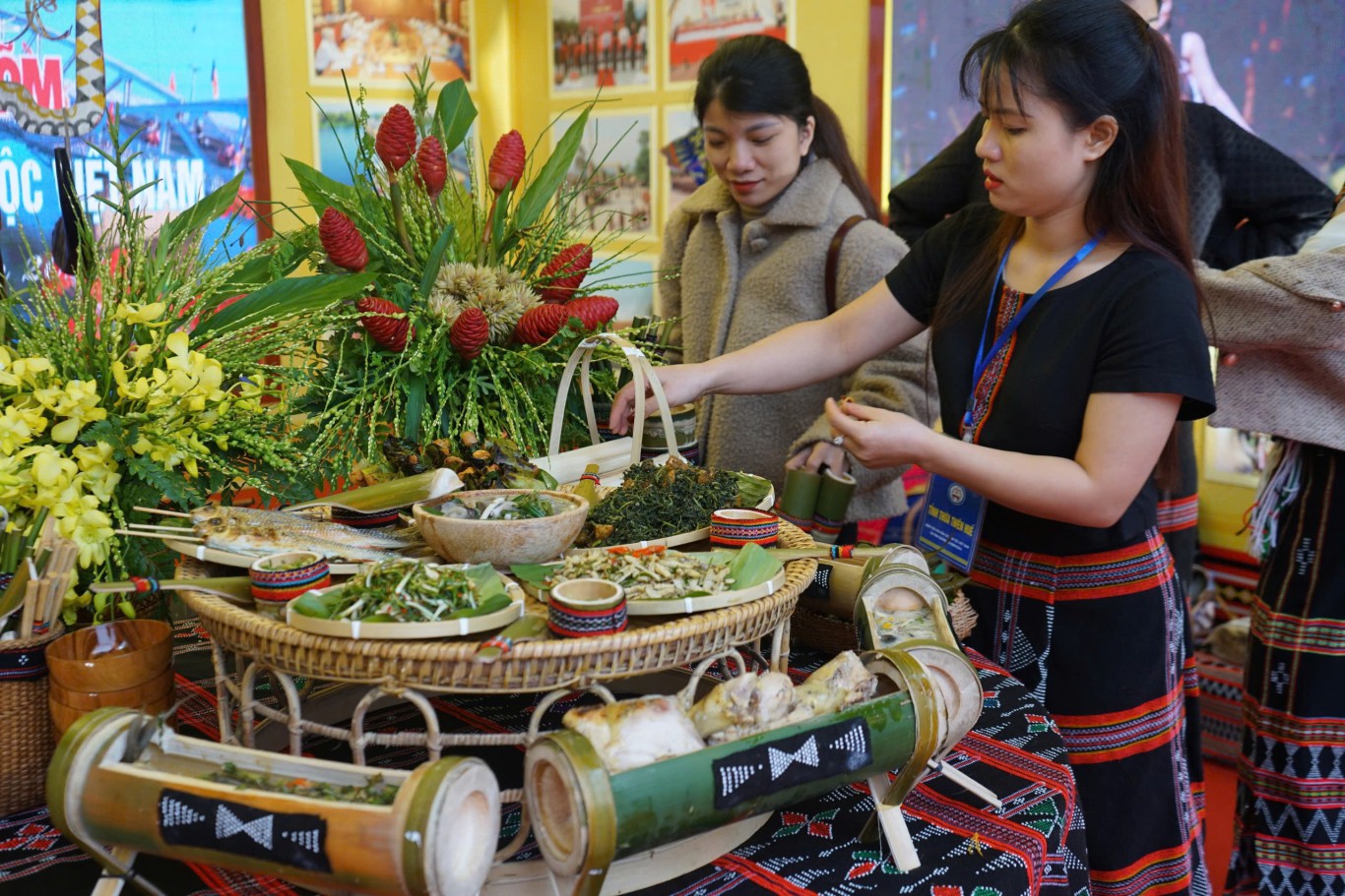 C&aacute;c nghệ nh&acirc;n của Huế chuẩn bị m&acirc;m cơm truyền thống
